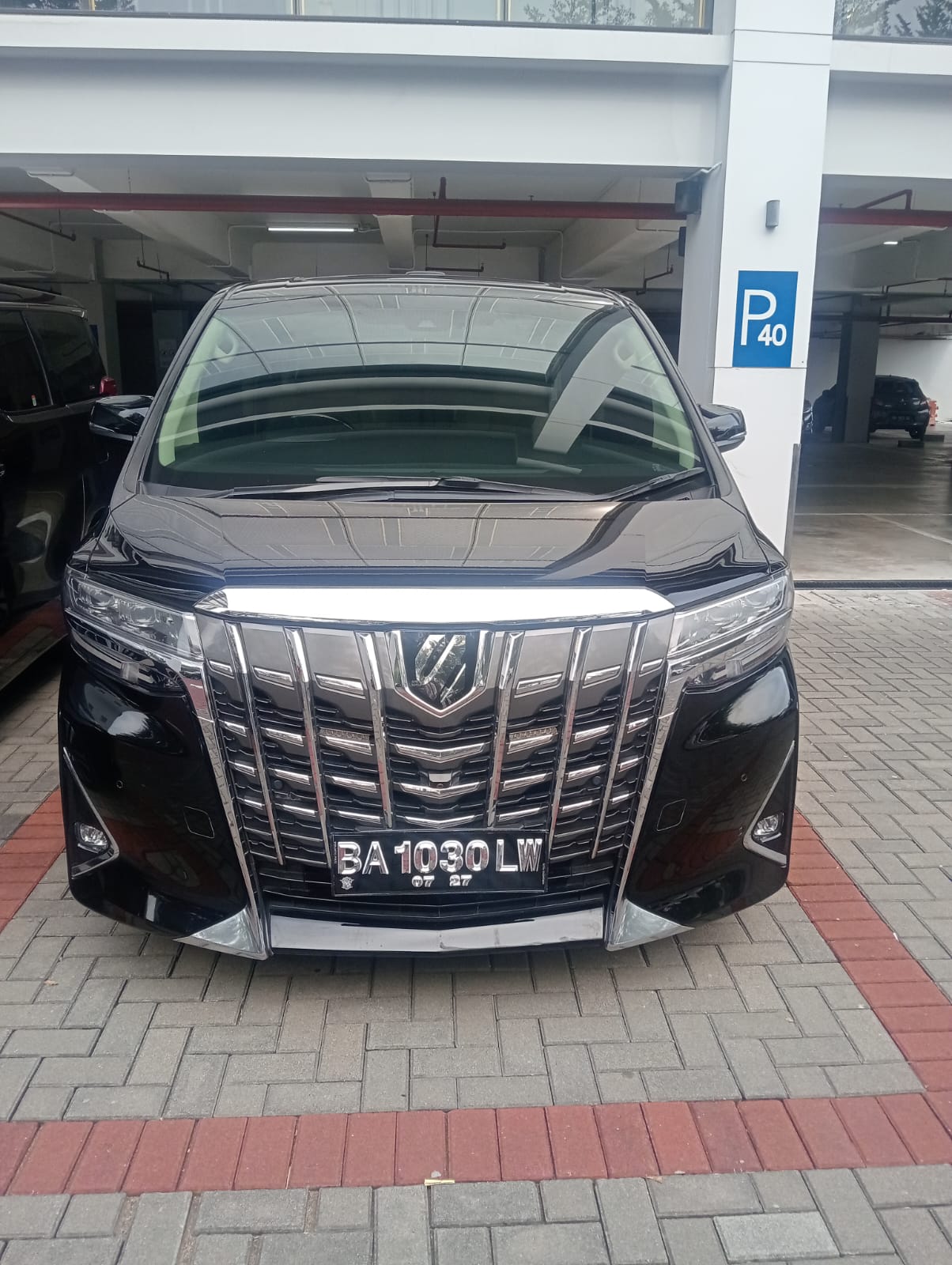 Toyota Alphard hitam
