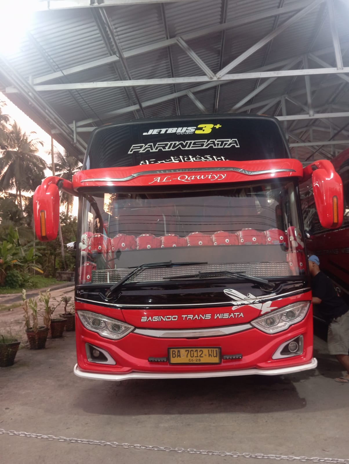 Bus pariwisata merah