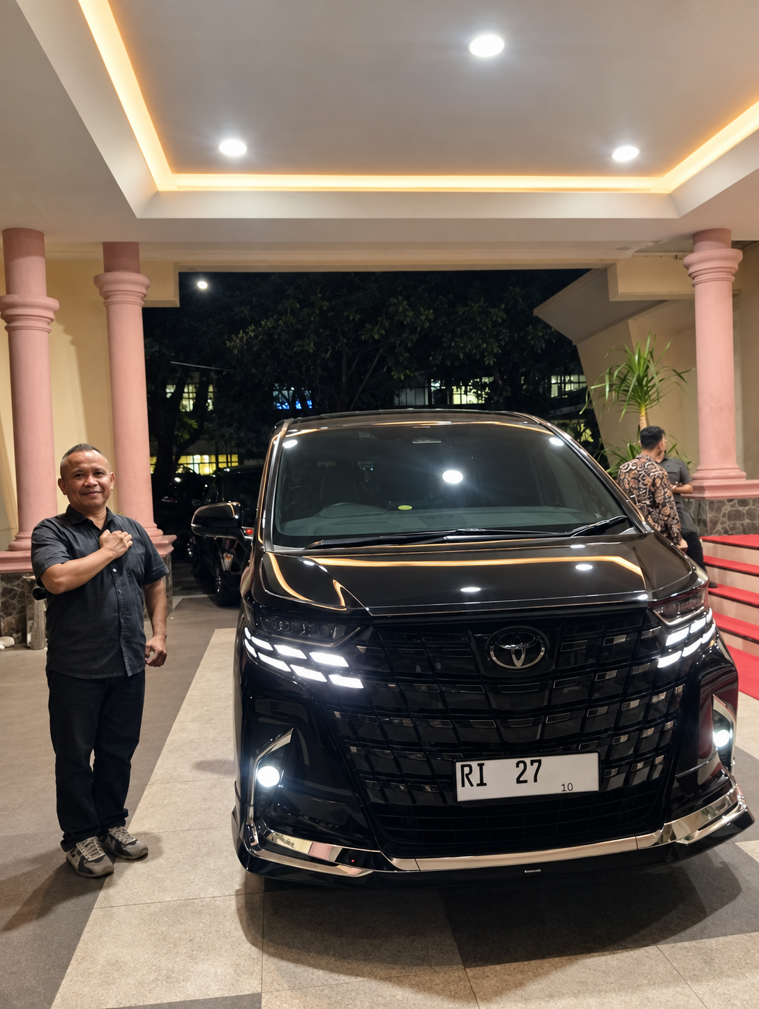 Pemilik sekaligus driver Malin Kundang Rental bersama Toyota Alphard