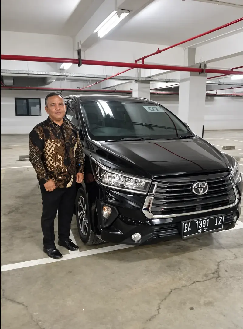 Driver Malin Kundang Rental bersama Toyota Innova hitam