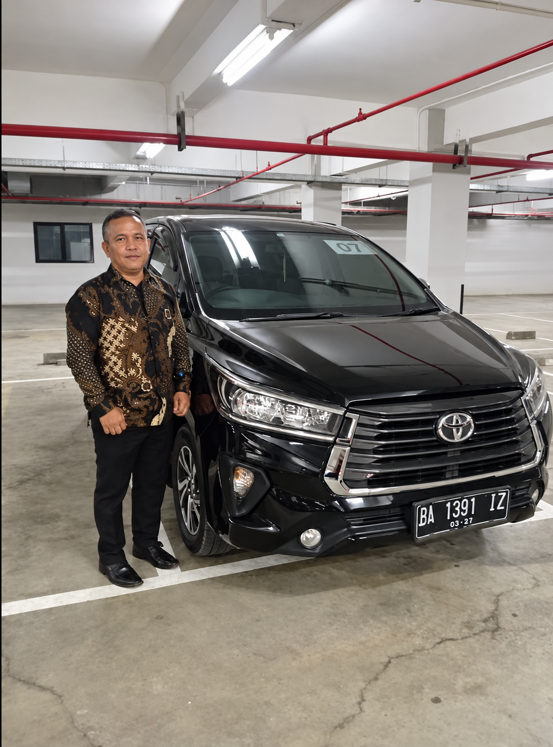 Pemilik Malin Kundang Rental bersama Toyota Innova hitam