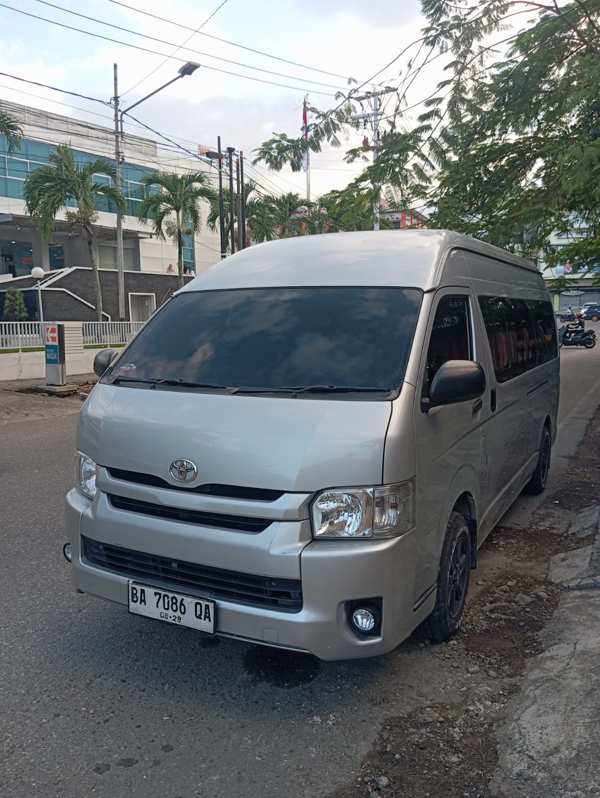 Toyota Hiace Commuter silver