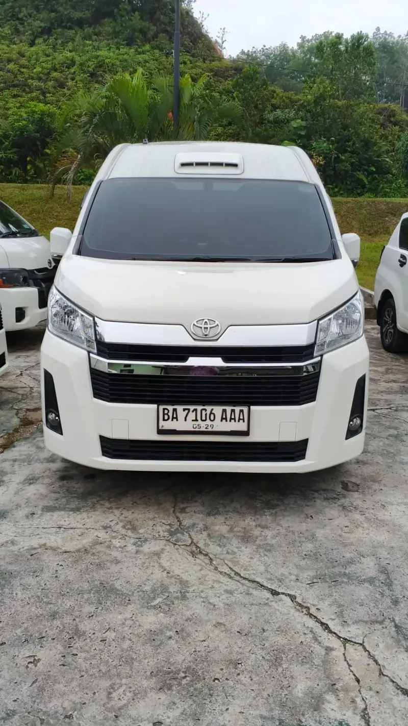Toyota Hiace Premio putih untuk perjalanan rombongan