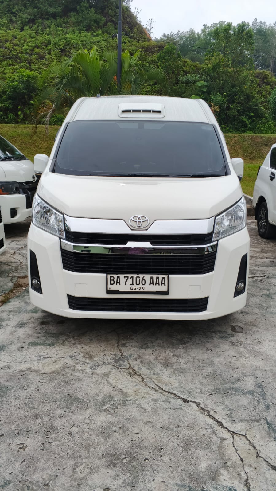 Toyota Hiace Premio putih