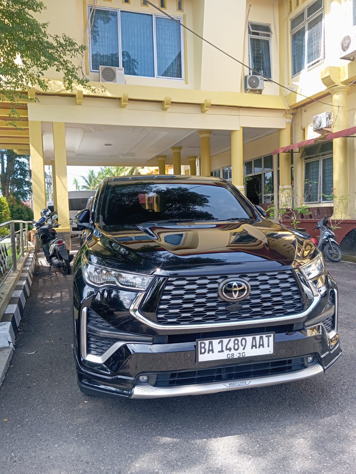 Toyota Innova Zenix hitam