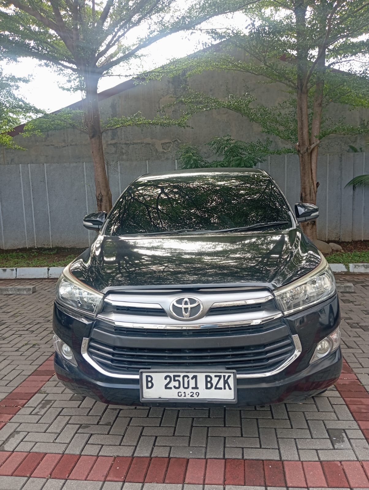 Toyota Innova hitam